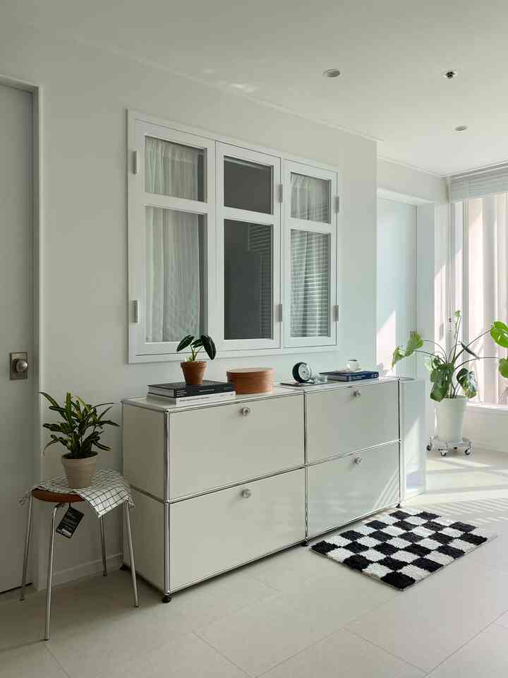 Bagian favorit saya dari rumah adalah jendela besar yang mengarah ke kamar tidur. Saat matahari bersinar lama, saya suka duduk di sofa dengan jendela terbuka lebar untuk ventilasi.
instagram : @chowon.e / @chowon.zip
#Interior semi-mandiri #화이트인테리어 #모던인테리어 #10평대인테리어 #원룸인테리어 #거실인테리어 #거실꾸미기 #거실 #홈스타일링 #홈데코 #자취방 #자취방꾸미기 #집꾸미기 #플랜테리어 #통창인테리어 #통창 #usm #맞팔