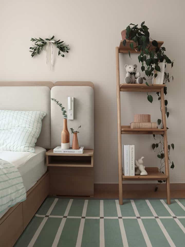 落ち着いたアイボリーの壁と木目調家具、ラダーシェルフや植物が調和する自然な子供部屋のインテリア