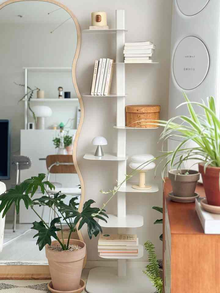 家の本はたくさんありますが、行く場所を失った本を見てください。
ぜひ一度やってみたかった北棚のインテリアです。
昔から目を見ていた家具の
デリジア北旋盤。

90度の角度で私が望む角度に配置可能
棚のおかげで、より感覚的なインテリアが可能です。
重い重さのおかげで倒れる心配もありません。
本だけでなく照明とオブジェを置いて
素敵に演出が可能です。

すっきりとしたホワイトカラーなので、私の家にとてもよく似合いますね。
ブラックカラーもありますので、北棚のインテリアをお求めの方
参考にしてもいいと思います！

＃ダガグ＃ダガグ＃リアルダガグ＃デリジア＃北棚＃ブックタワー＃本棚＃本棚＃今日の家＃インテリア＃セルフインテリア＃家の装飾＃ホームデコ＃陳列台＃インテリアシェルフ＃デスクテリア#bookshelfstyling #desksetup #リビングインテリア #リビング飾り #インテリア