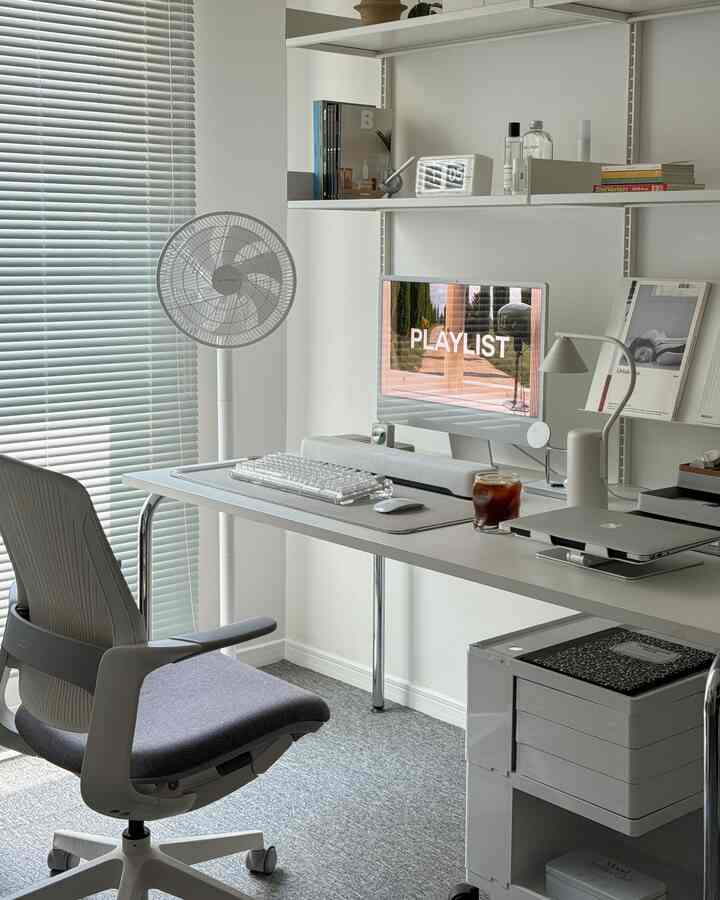 #製品提供 みんな扇風機を始めましたか?!🙋🏻‍♂️

今日が暖かさを超えてますます暑くなり始めるのに今この扇風機が最も光を放つ時期だと思います！

今回歯科医が開発した加湿器としても有名なケアポットでハイスタンド無線扇風機を発売して使ってみました。すっきりとしたデザインに低騒音設計で騒音が少なく高性能BLDCモーターを使って涼しい風を送ってくれました！ 💨😁

一般、自然風、睡眠、サーキュレータなど様々なモードと上下角度100度、
左右角度120度で冷たい空気をより効果的に循環できますよ👍🏻

ケアポットハイスタンドワイヤレス扇風機のメリットはまさにAI風量機能です。

ボタンを押して風量を調整するややアナログ的な方法から抜け出す
室内温度に応じて風量を自動で調節してくれるAI機能を搭載
寝るか生活するときに快適で楽に使えると思います。

さらに、約40cmの高さの連結棒を結合し、最大1m 35cmのハイスタンド型で、机の上やベッドなどの高い位置でも物事の邪魔なしに使える部分も一般扇風機と差別化をしています。

1段卓上型から連結棒2本を組み合わせた3段まで3段階の高さで多様な空間に合わせて活用可能で最大18時間無線でも使えて移動しながら使い勝手にも良い扇風機のようです！ 🙌🏻

🏷️ケアポットハイスタンドワイヤレスファン

＃ケアポット＃ワイヤレスファン＃ファン＃サーキュレータ＃デスクテリア＃インテリア＃日常＃インテリアアクセサリー＃サーキュレータ＃卓上用ファン＃ワイヤレスサーキュレータ＃ホームデコ＃daily＃carepod＃deskterior＃interior＃design