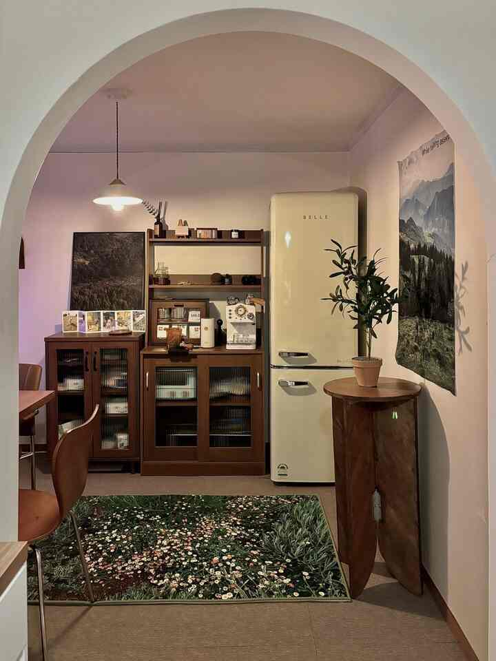 暖かいナチュラル色調とレトロ家具が調和した居心地の良いキッチン、ホームカフェ要素を含む雰囲気のあるインテリア