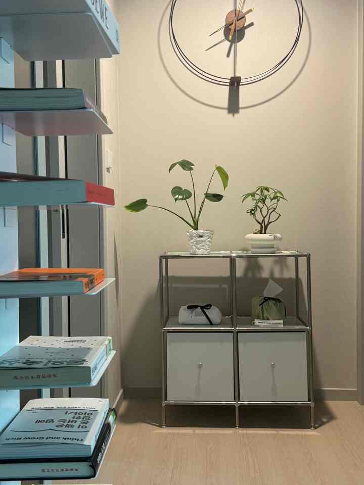 ベージュの壁と木製床、棚と植物が配置された清潔感のある収納スペース