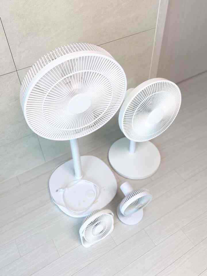 私の家の扇風機が集まります🌊
無線扇風機1台、有線扇風機1台、ミニ扇風機2台があります。 
ホワイトラバーなので白い扇風機だけいっぱい。 

1. ルゼンBLDC扇風機(有線) 
数年前に買って長く使ったのに、まだ静かに戻ります。 
サイズが大きくて保管するのが不便であることが唯一の欠点。 

2. シャオミスタンディングスマートワイヤレス扇風機2PRO 
最近購入したワイヤレス扇風機です。ワイヤレスだからとても楽です。 
静かな風なのに涼しいです。 

3. オアラウンドミニ卓上型扇風機
小さくて可愛くて持ち歩きやすいです。 
化粧台や机の上に置いて書くちょうど良い製品です。 
ミニ扇風機ですが安全網が外れて洗浄もできますよ。 

4. ソーラーエア低騒音卓上用ミニ無線扇風機
静かでバッテリーが長持ちします。 
ミニ扇風機ですが、超強風は本当に涼しいです。  #무선선풍기 #미니선풍기 #화이트선풍기 #내돈내산 #리빙템 #리빙잇템 #맞팔 #여름가전 #여름맞이 #예쁜가전 #예쁜템최고야 

