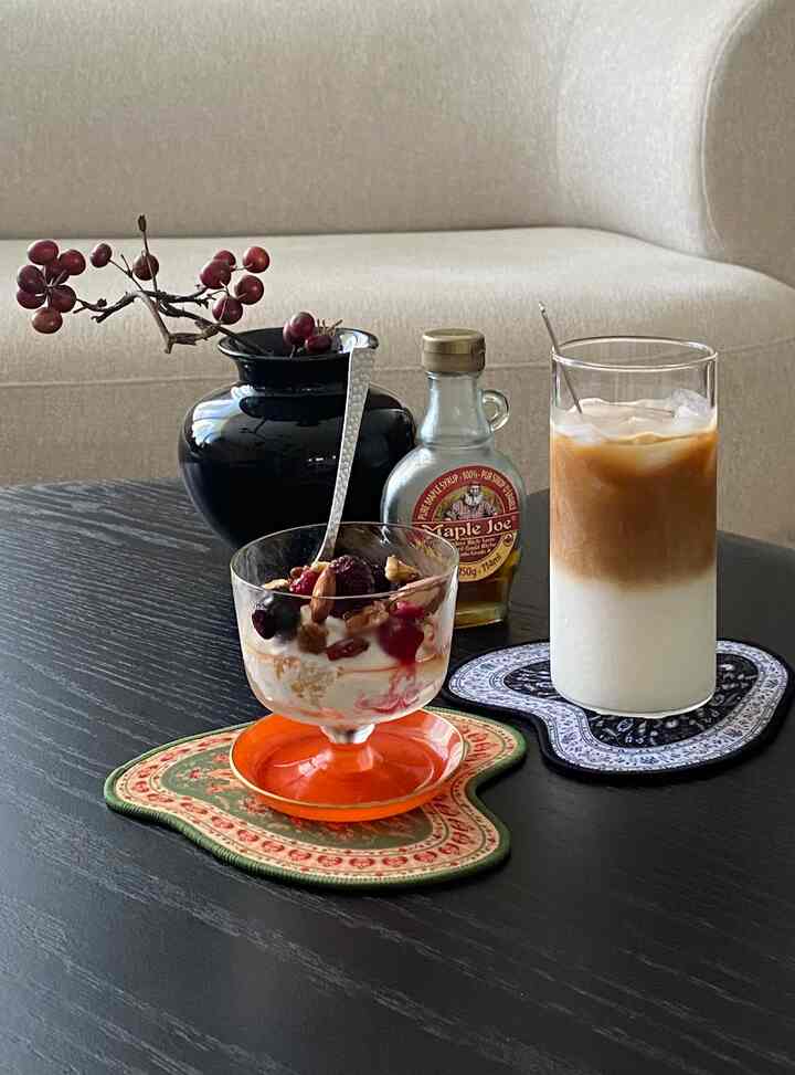 1日1杯、モーニングコーヒーがルーチンのコーヒー愛好家が惚れた愛情のあるコースターをご紹介しますㅎ

デザイン：実物で見れば「可愛い」感心するしかないクラシックながらもユニークなパターンとカラー感のリキファイドすると、まさに思い出すデザインです。ラグでより有名だがゴガラ負担だったがコースターで出会えるシグネチャーデザイン。リーズナブルな価格でチコースターで体験する機会だけでも魅力的👍🏻🤎