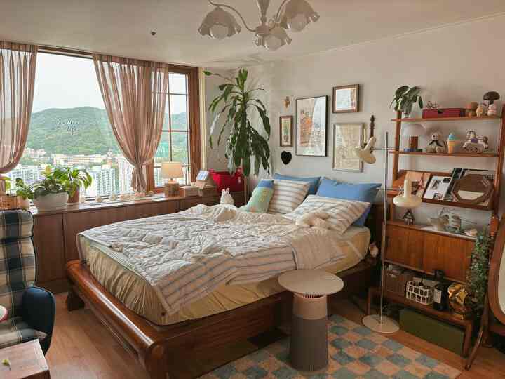 暖かい木目調とベージュのカーテンが調和したナチュラルな寝室、広い窓から光があふれる印象的な空間