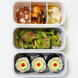 오늘의 지니 도시락🍱
-오이김밥
-참나물 겉절이
-아몬드
-총각김치
-피클
저도 드디어 최화정님 오이김밥을 만들어 봤어요✌🏻
꼬다리 집어 먹어 봤는데 오호 요고 맛있네용
근데 첨에 밥 양을 적게 했는데
실수로 간을 너무 쎄게 해서 밥을 더 추가했더니
아주 토실해짐요ㅎㅎㅎ 다이어트 맞나,,?🥲
향긋한 참나물 겉절이도 무쳐서 담아주고!
맛있게 먹어 볼게염😉
#지니벤또 #지니도시락 #도시락 #도시락싸기 #도시락만들기 #직장인도시락 #회사원도시락 #점심도시락 #도시락반찬 #요리레시피 #예쁜도시락 #다이어트도시락 #다이어트식단 #건강도시락 #lunchbox #오이김밥 #최화정 #최화정레시피 #최화정오이김밥 #홈스토랑
