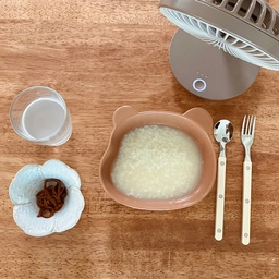 배가 살짝 아야하다는 우리집 꼬맹이를 위한 상차림 😉
사무실에서 쓰려고 샀다가 집에 정착한 듀플렉스 탁상형 미니 선풍기로 곰돌이 그릇에 담은 곰국을 호다닥 식혀서 주었답니다. 
(육아꿀팁! 미니 선풍기 틀어주니 부채질 해줄 필요도.. 찬물 다른 접시에 받쳐줄 필요도 없답니다.)
#오홈스토랑 #곰돌이그릇 #듀플렉스선풍기 #탁상선풍기 #디저트포크 #디저트스푼 #아이식기 
