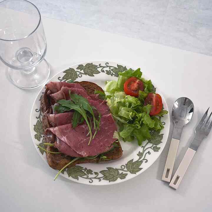 My own arugula hamburger
If you add salad and cherry tomatoes, it seems like a meal that is both delicious and healthy
And the combination of arugula and pastrami is just amazing
Have a delicious meal everyone~
#Today's Table #맞팔 #좋아요