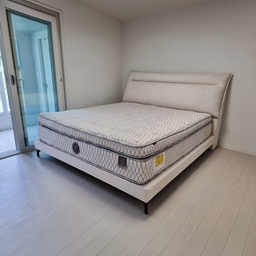 [ 후기사진 ]
포근한 침대 헤드 덕에 잠이 솔솔 잘 와요😴
포근한 헤드 보드가 특징인 노블 아레나 침대 프레임과 레스토닉 매트리스
기능성 패브릭으로 제작 되어, 생활방수 발수에도 걱정없고 이지클린으로 오염 걱정없이 사용가능한 패브릭 침대 프레임입니다.
침대 사이즈, 다리 모양 컬러를 커스터마이징할 수 있는 맞춤제작 침대로 어떤 인테리어 컨셉에도 맞춰 제작이 가능하답니다.
| 옵션
▪ 컬러변경
▪ 프레임 하부(다리)변경
▪ 사이즈 맞춤 제작

