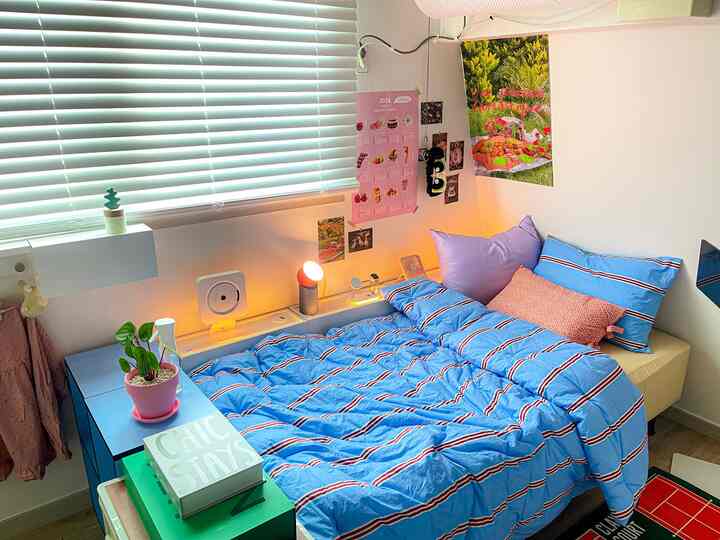 Tiga pintu depan saja?! 🏠🔑 Rahasia apartemen studio 5 pyeong dengan halaman 11 pyeong 🌿✨

Pada bulan Mei tahun ini, pendongeng pindah dari Daejeon ke Seoul dan memulai hidup baru. 🌆 Saat ini saya tinggal di Bongcheon-dong selama sekitar 3 minggu. 🏠

Alasan pendongeng memilih Bongcheon-dong, Gwanak-gu sebagai tujuan pertamanya sederhana saja. Karena saya belum paham dengan geografi Seoul, saya memutuskan untuk tinggal di Jalur 2. 🚇 Jalur 2 merupakan jalur melingkar, sehingga nyaman untuk bepergian, dan saya terutama menyukai Bongcheon-dong, yang terletak di tanah datar dan dekat dengan stasiun. 🗺️

Pada akhirnya, rumah yang saya pilih memiliki deposit sebesar 30 juta won dan sewa bulanan sebesar 450.000 won. 💸 Pendongeng berpikir tidak apa-apa asalkan sewa bulanannya kurang dari 500.000 won. Ia mengatakan memilih rumahnya saat ini karena merasa akan memberatkan jika biayanya lebih dari 500.000 won dan biaya pemeliharaan juga akan ditambah.


#5Mendekorasi kamar polos #좁은방꾸미기 #월세방꾸미기 #컬러침구 #자취방인테리어 #비포애프터 