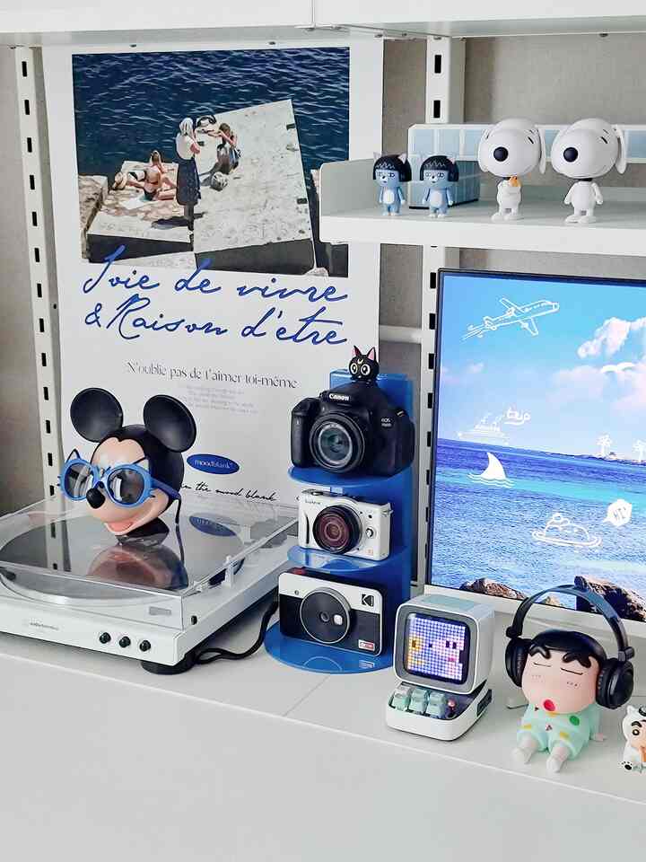 Summer, please ☀️

I'm planning to decorate the second room's desk with a blue concept:)
Still in progress
The reason I can't take a wider picture is because the room is tight haha.

#My house photo zone #아이방인테리어 #아이방인테리어소품 #초등학생방 #초등학생방인테리어 #데스크테리어 #데스크테리어족 #북선반 #미니북선반 #블루인테리어 #여름인테리어 #클래스오감리뷰  