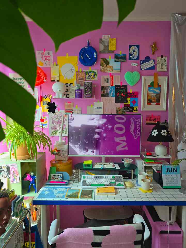 Mendung lalu muncul matahari. Apakah ini musim hujan atau tidak? 

#Interior Meja #홈오피스 #벽꾸미기 #책상꾸미기 #방꾸미기 #엽서인테리어 #인테리어소품 #라이프스타일 #맥시멀리스트 #컬러인테리어 #핑크벽 #셀프페인팅 #플랜테리어 #조명 #단스탠드 #책상 