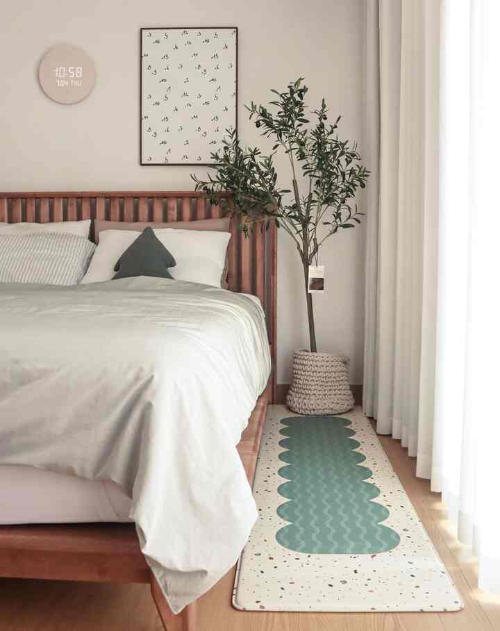 #제품제공 
寝室にベランダに通じる大きな窓があります^^ 
ベランダに植物をたくさん育てているのでいつも行き来する空間です。
ここにぴったりのサイズのマットを敷いてみました。

自然なグリーンカラーとパターンが寝室のインテリアに溶け込みますね。
雰囲気はぴったりですか？
厚くてふわふわして足に触れる感じがいいです。
防水機能があり汚れもよくなく、管理も楽で満足です。

押されずに床に着付け！
掃除機ですごい〜掃除も簡単です^^ #주방매트 #매트 #러움 #오늘의집 #집꾸미기 #집들이선물 #신혼집선물 #침실인테리어 #우드인테리어 #우드화이트 #북유럽인테리어 #내추럴인테리어 #플랜테리어 #조화나무 #올리브나무  #포스터 #그림 #베드룸 #침실인테리어 #침실 #원목침대 #오늘장면한컷