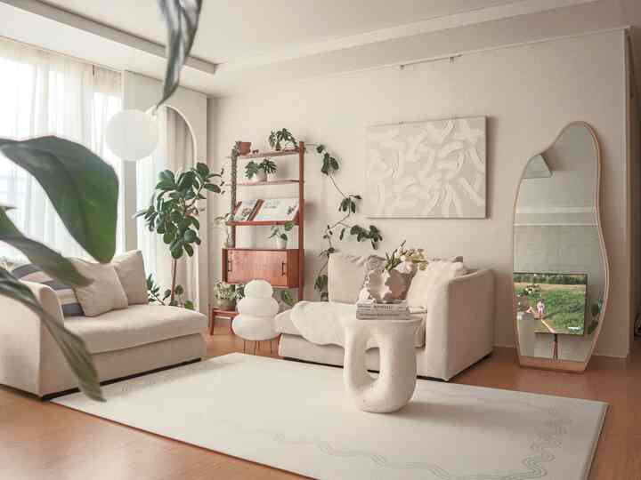 温かみのある木目調と自然な雰囲気が調和した北欧スタイルのリビング、特徴的な不整形の全身鏡と植物が配置された落ち着いた空間