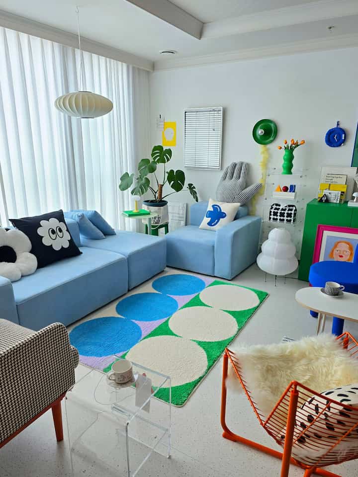 I think a house should make you feel good from the moment you enter it. 
Other people are not important.
If it comforts my mood, isn't that a well-decorated house?

#LivingroomInterior #거실꾸미기 #여름인테리어 #블루소파 #러그 #소품인테리어 #조명 #액자인테리어 #플랜테리어 #몬스테라 #이케아 #블루인테리어 #미드센츄리 #아파트인테리어 #집꾸미기 #홈스타일링 #홈인테리어 

