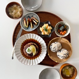 요리라는것은 문화와 욕망의 집약체라서 무드를 내는가 아닌가의 차이는 어마어마하다.
아니 절대 그릇을 나라별로 모으기 위한 변명을 대는게 아니라... 
진짜 정말이라니까.
사소한건 넘어가고, 어쨌든 나의 주방에는 일본가정식의 흉내를 내기위한 그릇들이 한칸 준비되어있는데 나무 트레이부터 작은 소그릇들, 바구니와 원목 미소시루볼 같은 생각보다 가격이 싸지만 생각보다 많은 가짓수를 구비하는 즐거움이...아니 필요가 있다. 
비슷 해 보이지만 대파를 굽고 설탕과 간장을 넣고 끓이고 가쯔오부시를 넣어 우려낸 소스에 간 무를 곁들이는 것과
간장과 설탕을 끓이고 이치반다시를 섞어 간 무에 섞어 만드는 오로시소르를 쓰는 것은 혀 끝에 닿는 느낌부터 다른 것이고
아무도 신경쓰지 않고 SNS 사진 위에서 알아 볼 수도 없는 맛 차이란 나와 내 입만의 세계. 그게 또 삶을 즐겁게 만드는 레이어드 중 하나다. 무엇보다 쯔유와 오로시소스를 따로 준비 해 둔 여름의 냉장고라는 것도 얼마나 기분나는 일인지. 내가 고생해서 무언가 잔뜩 준비해 두는 기쁨을 안다면 구제 할 수 없는 평생요리인의 길에 들어섰다고 볼 수 있다. 출구는 없고 행복할 것이며 입만 다이어터가 될 것이다.
#기록클럽 #미쉘여름맛 #플레이팅필살템 #일본가정식 #일본식기 #일본그릇 #주먹밥 #미소시루 #나무그릇 #나무트레이 #레시피 #함박스테이크 