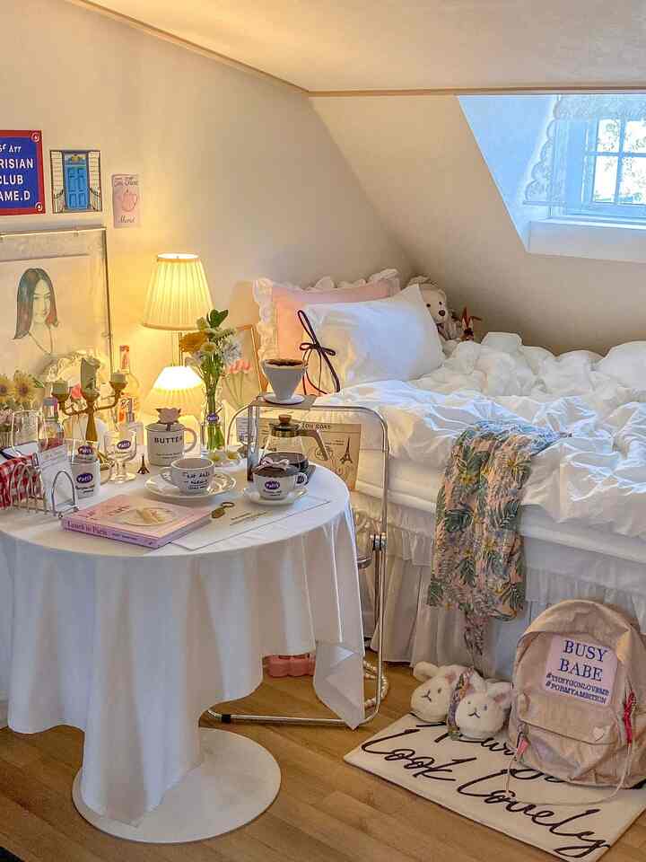 午後5時。照明は下がり、音量は上がり、
夜のムードが始まる🌙

_
＃ftc8の物語＃今日の私たちの家＃寝室の照明＃寝室のインテリア＃ホワイトインテリア＃フレンチインテリア＃オンテーブル＃インテリアアクセサリー＃ベッドインテリア＃ファブリックアクセサリー＃今日のシーンカット＃今日の私たちの家＃ナドクリエーター＃ 