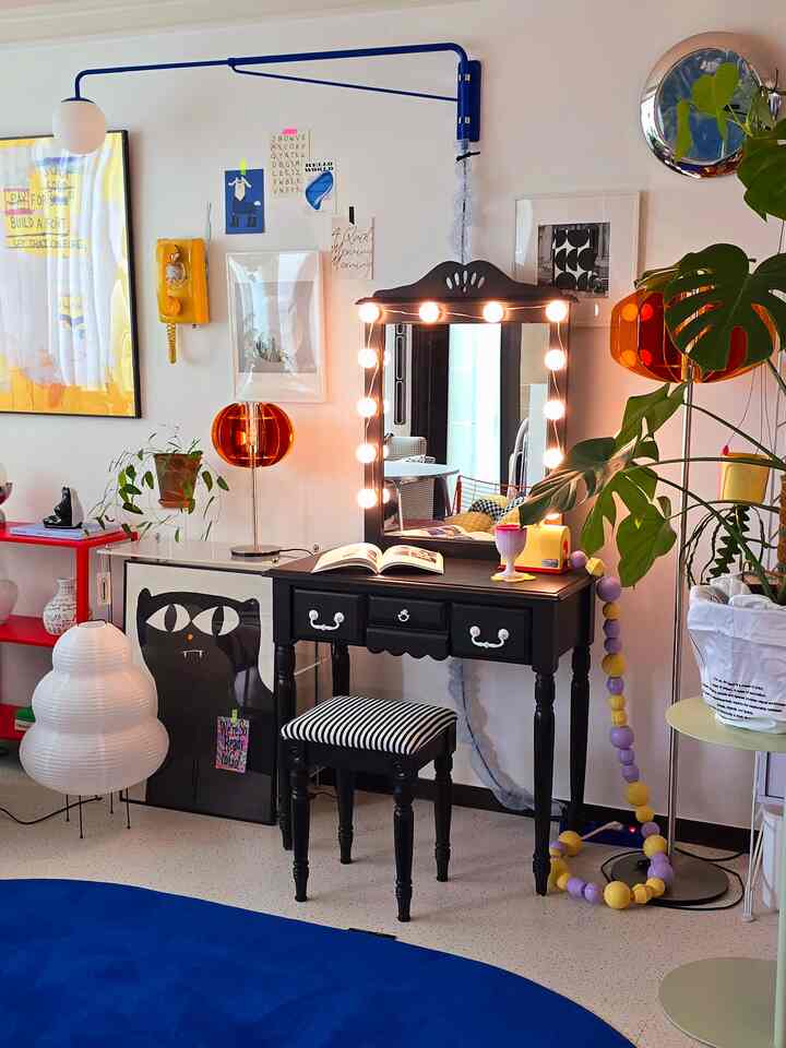 Sebuah meja rias kotor yang usianya hampir 20 tahun telah direnovasi dengan penuh gaya. 

Saya sangat menyukainya karena mereka bahkan memasang lampu dan mengganti kain kursi!

Indahnya reformasi. ✨

#Lukisan Mandiri #리폼 #리폼가구 #화장대리폼 #거실인테리어 #거실꾸미기 #집꾸미기 #벽꾸미기 #맥시멀리스트 #조명 #액자 #플랜테리어 #컬러인테리어 #미드센츄리 #아파트인테리어 #셀프인테리어 #홈스타일링 #홈데코 #라이프스타일 #비포애프터 #diy가구 #의자리폼 #스툴 