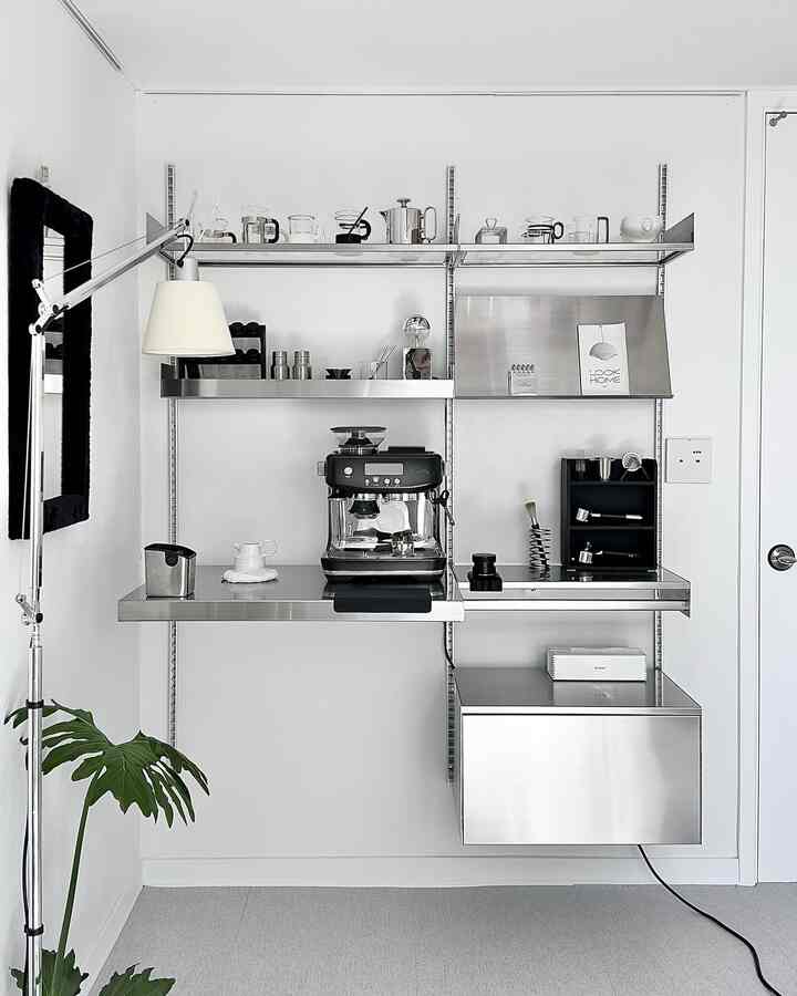 キラキラモノトーンホームカフェゾン🖤

「あなたはガラスのカップが好きです」
私の部屋に初めて入ってくる方が必ずお言葉です。
ビンテージハンドルマグが棚をいっぱいに満たしているんですよ  #홈카페투어 #홈카페 #홈카페존 #홈카페장 #홈카페선반 #선반꾸미기 #쇠테리어 #쇠테리어소품 #스테인리스선반 #예쁜게최고야 #레어로우 #레어로우쓰는사람들 #레어로우시스템 #레어로우선반 #레어로우스테인리스 #취미방 #취미방인테리어 #취미방꾸미기 #맞팔 #맞팔해요 #맞팔환영  