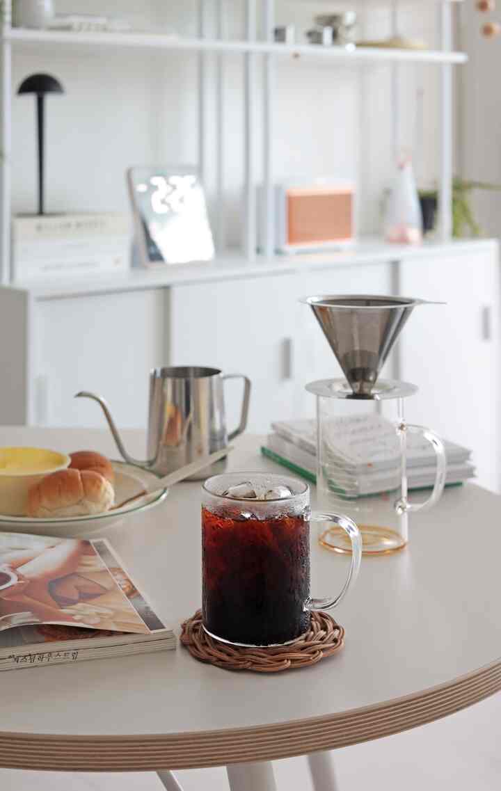 #맞팔환영

There are capsule machines and espresso machines, but hand drip coffee has a different charm!
You can enjoy it easily without special equipment, and the coffee tastes good too ㅎㅎ

A cup of Ah-ah enjoyed on a lazy afternoon is healing and happiness ♥

#Product provided #칼딘 #해드드립세트  #미니집들이 #오늘장면한컷 #맞팔 #오늘의우리집 #30평대거실 #30평대인테피어 #30평대아파트인테리어 #커피타임 #힐링 #핸드드립커피 #나른한오후 #아이스아메리카노 

