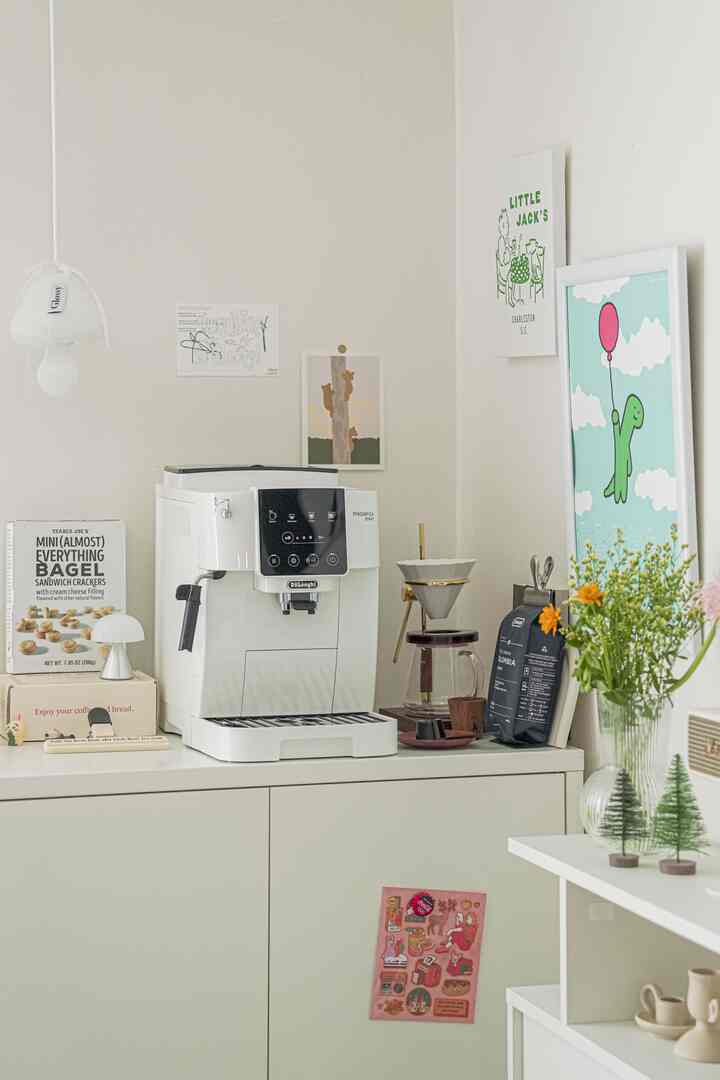 カフェㅇㅞ行きます??!!
我が家はコーヒーグルメなのに☕️

私の最初のコーヒーマシンはドロンギ半自動製品でした。
その時ホームカフェコーヒーの味をしっかり見た後で 
いつも心の中のワンオンに愛情のあるコーヒーグルメブランドでドロンギを抱いていますよ😌

振り返って再びドロンギ🤎
今回はホームカフェをもっと手軽で美味しく楽しめる全自動コーヒーマシンに変えてみました:)


🏷️ドロンギ全自動コーヒーマシンマグニフィカホワイト🤍

✔️デザイン
実は、、、どんなに性能が良くてもきれいなデザインはあきらめない!!
マグニフィカはドロンギの唯一の白い全自動コーヒーマシンです🤍
ホワイトラバーとして、、、いつも明るい色を好んできましたが、ヨゴ見てすぐに惚れてしまいました。
モダンなホワイトカラーとデザインのせいで、今まで私が出会った全自動コーヒーマシンの中で最もきれいだと思います。

✔️機能
ワンタッチでイタリアバリスタ召喚☕️
エスプレッソ、エッソ2ショット、イタリアンドリップコーヒー、濃いロングコーヒー、ラテまで
様々なコーヒーメニューを作ることができます。
ドロンギ全自動コーヒーマシンマグニフィカホワイトワンならグラインダーもミルクフォーマーも必要ありません！
13段階グラインディング調整はもちろん、私の口当たりに合わせて豆アロマ3段階調整も可能で、
ホルビンの他に粉砕豆を入れるところもあり、活用も満点です。
スチームノズルでフォンシンフォンシンミルクフォーム作りも可能なのでラテやカプチーノまでパチパチ！
何より新鮮な豆をすぐに挽いて下げたコーヒーだから香り味も超えていいです😍

✔️ 利便性＆管理法
直感的なタッチパネルでボタンだけ押すと分かって豆も着替えて、コーヒーまで下げてくれる
普段半自動使った一人だったから、、最近新世界を味わってますよｗｗ
そして重要なポイント⭐️
自動洗浄システムで電源を入れたり切ったりするたびに自動的に水を流す
すぐにボタンを押してコーヒーを下げれば良いので、便利です！
抽出器や豆頭痛も簡単に取り外せるので洗浄も簡単です。

デザインから使いやすさ、管理まで気に入る
ドロンギ全自動コーヒーマシンマグニフィカホワイト🤍
これから私の家のホームカフェをよろしくお願いします:) #마그니피카화이트 #MagnificaStart #화이트인테리어 #홈카페 #홈카페존 #홈카페인테리어 #홈카페타임 #홈카페테이블 #홈카페스타일링 #커피머신 #전자동커피머신 #커피머신추천 #맛있는커피 #홈카페소품 #아메리카노 #라떼 #밀크포머 #마그니피카 #드롱기마그니피카 #드롱기커피머신
