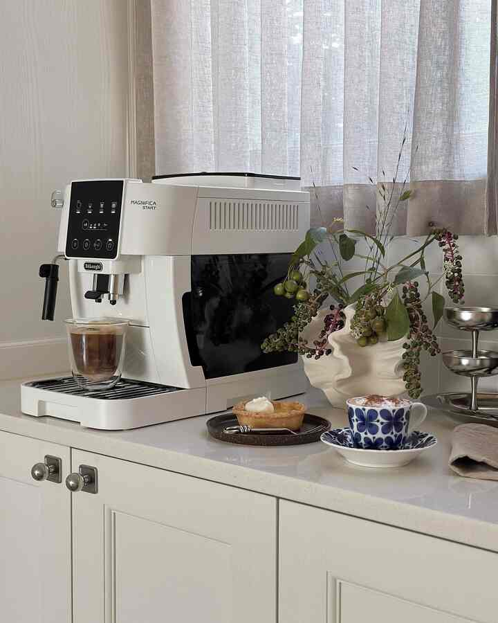 チャジャン！私の家のホームカフェスペースは明るくてきれいではありませんでしたか？
ホワイトカラーのコーヒーマシンとは🤍

ドロンギマグニフィカホワイトはドロンギの唯一のものです
ホワイト全自動コーヒーマシンでホワイトカラーだけでも
十分に魅力的に近づく製品です！
すっきりとしたホワイトホームカフェのインテリアを夢見る方におすすめしたいコーヒーマシン。

多様な機能に比べてサイズが大きくなく、20坪アパートキッチンホームカフェスペースにも 
たっぷり置いて使ってよかったです。  

ワンタッチボタンでエスプレッソ、コーヒー、ロングコーヒー、スチームまで
直感的なタッチパネルで簡単に操作できます。

ホルビン、粉砕豆とも使用可能なのになんと13段階で
研削度を細かく調整可能で、そこに3段階
アロマ調節まで可能で、自分だけのお好みのコーヒーが楽しめます。

スチームノズルがあり、ベルベットミルクフォームでラテとカプチーノまで
完璧なホームカフェが可能です☕️

全自動コーヒーマシンらしく作動も楽なのに管理まで簡単だったんですよ。
自動洗浄機能で電源を入れたり切ったりすると、自動洗浄してくれます。
コーヒー残りなしでいつもすっきりとした味のコーヒー味を維持させてくれ
トレイと抽出機の分離洗浄が可能で衛生的
簡単な管理まで可能なので完璧なコーヒーマシンですよ👏

ドロンギマグニフィカホワイトのおかげでアイスクリームラテ、
アポガト、エスプレッソマキヤトなどその日の気分に応じて
様々なコーヒーを作って食べる楽しみに陥った最近🧸

＃五感レビュープログラムを通じて製品を提供され、直接使用してスタイリングした後期です。 

#ドロンギ #DeLonghi #마그니피카화이트 #MagnificaStart #화이트인테리어 #홈카페 #g홈카페인테리어 #홈스타일링 #홈카페존 #주방인테리어 #커피머신 #홈카페투어 #홈카페소품 #마그니피카 #드롱기마그니피카 #드롱기커피머신 #전자동커피머신






