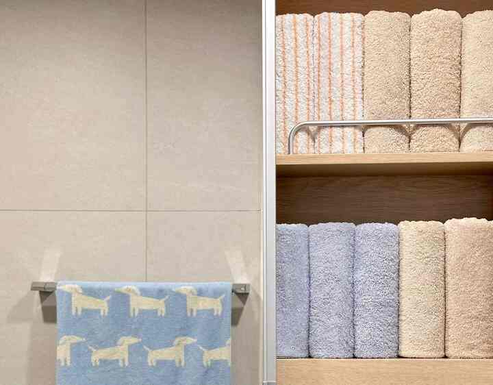 Introducing our home's knife-cut organizing zone that makes you feel good about living ✨

How to maintain a clean bathroom

1. Clean a little bit every day: You can easily maintain the cleanliness of your bathroom by cleaning a little bit every day.
2. Minimize bathroom supplies: Minimize bathroom supplies to make management and cleaning easier.
3. Manage cleaning tools: Dry disinfected cleaning tools in the sun and store them in a dedicated box.
4. Maintain a dry bathroom: After cleaning with water, remove moisture with a squeegee and a dry towel to maintain a dry bathroom.

With these habits and minimal space management, you can maintain a comfortable and clean bathroom🤍

•Use bookends to organize towels
It's convenient to use bookends to secure and neatly organize towels! Bookends that fit the bathroom towel rack space are small and light, so it's good to use two of them.

#HousekeepingPerformanceEvaluation #수납의달인 #오늘장면한컷 #컬러인테리어 #오늘의우리집 #욕실인테리어 #욕실꾸미기 #컬러포인트 #컬러타월 #수납 #정리 #칼각 #칼각수납 #욕실수납 #타월 #타월추천 #그란타월 #수건정리 #무인양품 #북엔드 #잘산템 #추천템 #재구매템 #만족템 #내돈내산추천템 #예쁜템최고야 #살림잇템 #잘샀템 #내돈내산 #맞팔