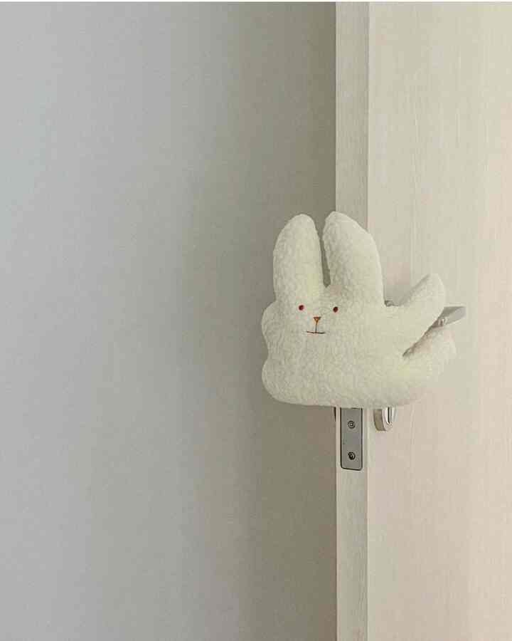 [EP.2] #육아꿀템 

📌Instagramのお問い合わせ多くの子育てハチミツ2つ


🧸人形ドアストッパー

出産準備中に事前に準備しましたが、赤ちゃん 
這い回る時期になるので便利に使われています。

赤ちゃんが寝ているときにドアが閉まると、壊れることがあります。 
人形がふわふわして音が出ないし、 
ドアの隙間に赤ちゃんの手がかかる心配がなくて安心です。

ウサギ、クマの2つのデザインがあります。 
どちらもとてもかわいいです💗