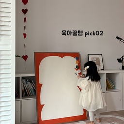 육아꿀템 pick
#유아보드 #노리터보드 
<노리터 프리미엄 갤러리보드 Form 사이즈M>
만들기와 그리기에 빠져있는 5살 6살 아이들이 너무 잘 활용하고 있는 유아보드 노리터 프리미엄 #갤러리보드 Form ! 
​
#자석보드 로도 활용할수 있고 마커를 이용해 그림을 그릴수도 있어요. 디자인이 너무 유니크해서 예전부터 꼭 들이고 싶던 제품이에요.
