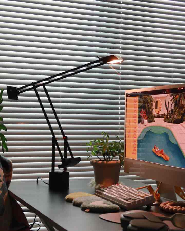 人気の理由、アルテミデティジオ🖤✨
購入まで長い時間悩んできましたが、依然としてきれいで素敵な照明なので結局ゲットすることになりました！ 
それだけArtemide Tizioは有名で愛される製品だけにその歴史とデザインも素敵ですよ🖤
1972年度にデザインされた製品ですね、スティーブジョブズもこの照明がとても好きだったそうです。

3つのサイズのうち35の中サイズで、小さくても大きくもない適度な存在感が良かったです！
テーブルの上のスペースチャージも少なくすっきりとした感触と2つの重さを使って
角度調整が自由なデザインさえ、視覚的にも本当にクールだと思います👏👏

#アルテミデ
#アルテミデティジオ #ティジオ35 #Tizio #照明おすすめ #照明インテリア
＃家の贈り物＃テーブルランプ＃テーブル照明
＃ミッドセンチュリーモダン＃書斎インテリア＃デスクテリア＃今日のシーンカット 