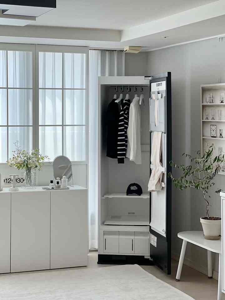 まだ暑い夏どんな服でも快適にLGオールニュースタイラーで🫶🏻
四季を通して毎日使えるしかない家電ではないかと思います！

-デザイン
ホワイトカラーでリビングルームに置いても豪華で
リビングエリアを明るくするものはありますか？
- 機能
LGオールニュースタイラーは服だけでなく
毎日洗濯しにくい枕、布団、ブランケット、ラグなどを
寝具/枕殺菌コースで管理可能
その他様々な素材、状況に合わせてスタイリングコースを
選んで使えます。

下部にビルトな高圧スチマーが搭載されているのに
薬、中、川3段スチームでくしゃみの多いシャツやパンツなどを
より早くケア可能でスティマーを使用した後に服を着たとき
ポソッポソンハムまで感じられました。

ドア内側イジピットパンツ管理
パンツマネージャーにズボンを固定して折りたたんだ後
パンツスタイリングコースを使えば、しわがすっきりケアしてくれましたよ！
今、ズボンをアイロンとアイロンを取り出してアイロン台を取り出す必要がなくなりました🤍

-利便性
タッチLCD画面は直感的でクイックコントロールで操作も楽
LG ThinkQアプリを通じて様々なコース選択も可能
よりスマートにLGオールニュースタイラーを活用できると思います。

＃五感レビュープログラムを通じて製品を提供され、直接使用してスタイリングした後期です。

＃LG電子＃LGオールニュースタイラー＃LGスタイラー＃衣類管理
＃ビルトイン高圧スティマー＃必須家電
＃昏睡家電＃家電製品おすすめ＃家電はやはりlg





