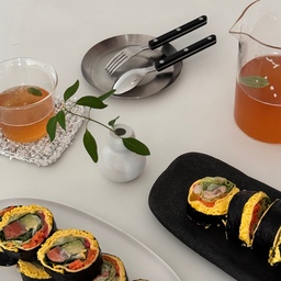 김밥에는 라면이쥬?? 
라면 물올리는 동안 분위기좀 내봤어요!! 
제일 많이 손이가는 
사브르 스푼과 포크를 꺼내고 
가볍고 그립감이 좋은 킨토 커피잔세트를 
접시로 따로 컵따로 사용해 세팅했어요
요새는 키토김밥을 자주 먹는데요 ㅎㅎ
밥대신 계란을 듬뿍넣어서 만들면 
많이 먹어도 괜찮은 느낌이 알죠?
