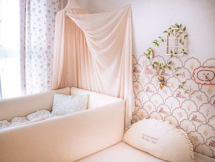 EP.4 #아이방꾸미기 #아이있는집 

私の好みがいっぱいの子供部屋です。 
バンパーベッドの上にキャノピーを取り付けてプリンセスルームを感じる〜
あちこちのピンクポイントで誰が見てもおっぱいですね、、?👧🏻💞

#23年生まれ #만1세 #오늘의육아 #오늘의육아1기 #아이방인테리어 #범퍼침대 #캐노피 #딸방인테리어 #아이가있는집 #아기침대 #육아일상 #맞팔 