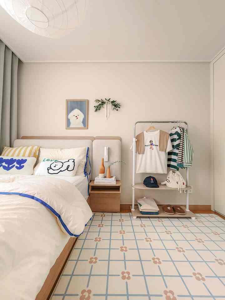 子供部屋のベッドの横に小さなハンガーを置いた。
1年生の時からその日着る服をショパにかけていたし、 
今はハンガーにすっきり歩いておくと私も子供もずっと楽になりました。 

大きなハンガーの部屋の中に置くと少し面倒になるかもしれません。 
適度なサイズでベッドの横に置いてもちょうどいいですね！

今は寒くなりますが、子供のコートも自分で歩くことができます。 
冬を通してきれいに使えるようです。 

＃子供部屋 ＃キッズルーム＃息子部屋＃小学校＃イジオンハンガー＃ハンガー＃ファブリックベッド＃ラグ＃原木ベッド＃シングルベッド＃子供部屋インテリア＃北欧インテリア＃ナチュラルインテリア＃ウッドホワイト＃日常＃記録＃日常記録

