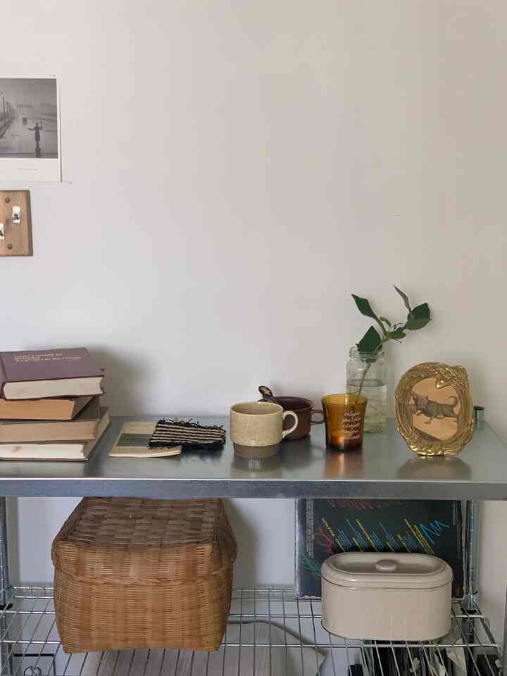 Halo :) Saya Jinjin, yang menjalankan toko tenun #피스투게더.
Saya suka suasana vintage dan hangat. 
Isi suasana vintage dengan barang-barang seperti buku dan cangkir.
Kami menciptakan suasana hangat dengan produk tenun tenun tangan. 
Karena saya membesarkan seorang anak, kemampuan saya mendekorasi rumah saya terbatas, tetapi saya mengisi ruang kecil itu dengan selera saya sendiri.
Tempat saya berada di atas rak, di atas meja rias, atau di rak dinding yang jauh dari jangkauan bayi saya, namun ruang saya bergerak semakin tinggi. 🥹 

Itu keren jadi menurutku aku akan berada dalam suasana hati yang baik sepanjang minggu :)
Semoga akhir pekanmu menyenangkan semuanya! 🤍


#Barang cantik adalah yang terbaik #꽃병 #화병 #집들이선물 #집들이선물추천 #생일선물 #오늘의우리집 #집꾸미기 {8 #Alat peraga Dekorasi Rumah} #플랜테리어 #오늘의힐링 #오늘뭐하집 #오브제영업대회 #내돈내산 #오늘의힐링 {15 #Pengambilan gambar adegan hari ini} #오늘의힐링 #벽테리어 #맞팔 #컬러인테리어 #데스크테리어 #데스크템 