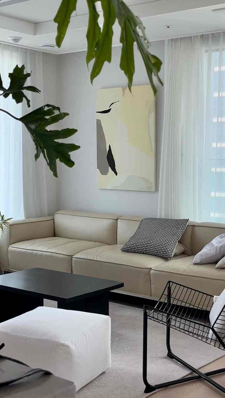 本来ベージュインテリアが好きなので秋という季節にかなりよく似合うリビングになっていきます。
秋のイエローライト4人の革ソファとシスデザインの6人用原木食卓を移しました。
肌寒くなった汗をたっぷり流したやりがいですね 
お気に入りのベージュブラックのインテリアです。
悩みを少ししましたが、IKEAスコールよりもブラックチェアがかなりよく似合います。
OWNアートポスターB1サイズキャンバス絵画フレームでポイントを与えました。
宿題のような家具の移動を終えると、今や冷たい季節を迎える準備が完了しました。


＃ベージュソファ＃レザーソファ推奨＃モジュールソファ＃フレームインテリア＃インテリアフレーム＃秋フレーム＃秋のリビングルーム＃ブラックソファテーブル＃木製ソファテーブル＃感性フレーム＃抽象化＃イエローライトソファ＃冬の雰囲気＃冬のインテリア＃冬の感性