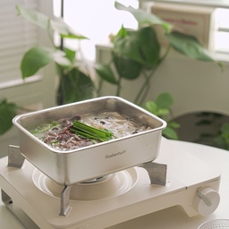 찬바람 불 땐 따끈한 국물요리가 생각나요 :)
어제 비소식 이후 날이 그래도 조금 쌀쌀해졌는데요
주말 집밥은 사태 스지 수육전골이에요
레벤호프 밀폐용기에 채소와 고기 밀키트처럼 담아두었다가 
육수만 부어 바로 보글보글 끓여먹었는데요
냄비처럼도 쓸 수 있는 스텐 반찬통이라 진짜 유용하게 사용하고 있어요~!
인덕션에서도 쓸 수 있어서 인덕션에서 먼저 한 번 끓인 후
먹을 때는 버너 위에서 약불로 따끈하게 먹기
소스 찍어먹으니까 꿀맛이쟈나요💛
속도 든든~한 집밥이랍니다😍
#오홈스토랑 #콘수프기록 #집밥요리 #집밥메뉴 #수육 #전골 #가을요리 #집밥이최고 #집밥기록 #플레이팅 #사태수육 #홈쿡 #온더테이블 #지라프 #버너 #홈파티음식 #보양식 #레벤호프 #스텐냄비 #스텐반찬통 #밀폐용기 #밀폐용기추천 #만능템 #주방템 #살림템 #살림템추천 