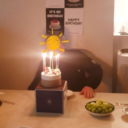 #오늘의우리집 #콘수프기록 #맞팔환영 #생일파티 10월에 아버님 생신이 있어서 주말에 가족들이 모두 모여서 생일 축하 파티를 했어요~
밖에서 맛있는 한정식 먹고 와서 
집에서는 간단하게 케이크와 과일로 생일 파티를 했답니다 ㅎㅎ
아버님이 좋아하시는 것 같아서 저도 기분이 좋았어요 :)
#오늘의장면한컷 #생일파티소품 #생일케이크 #생일상차림 #가족모임 #가족과함께 #식탁인테리어 #생일상 #생일장식 #오늘의우리집 #맞팔 

