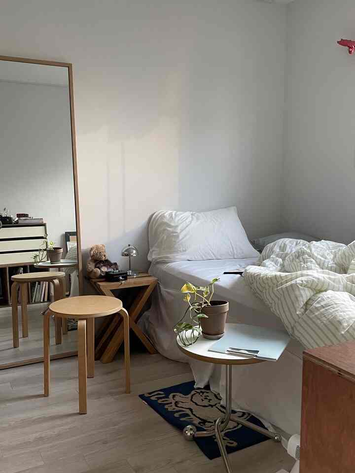 It's been cloudy lately
It's not the direction where the sun normally shines,
but a few days ago, a shadow was forming on this side.
I thought it was because the sky got brighter due to the clouds.

I found out yesterday that the setting sun was reflected on the tall building far away on the other side and entered our house.
It was a sad moment because the days were getting shorter and lower,
but I think I'll be able to enjoy a different sunset this season,
so I'm looking forward to it 🍁

#bedroom #beddingsets #깃든 #차렵침구 #오블리크테이블 #노트사이드테이블 #루미르조명 #루미르R포터블램프 #muji #언폴드홈 #bedroomgoals #bedroomlamp

