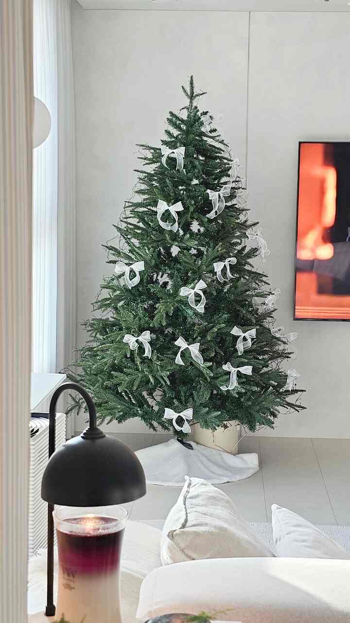 クリスマスツリーを飾ると、すでに真冬が来たようです^^
ツリーも巨大な船だと思います〜サイズアップしてもいいでしょう。

-1.8Mクリスマスツリー
- ムカデ電球200区10個
（細かく巻くほどきれいです！ツリーの最後まで巻くのがPoint）
-40mm x 9Mシフォンリボン2ロール（1ロールあたりリボン13〜14本出ます。
リボンひも長く下げれば個数減らせますよ^^)


＃リビングルームインテリア 
#BEST3 #10万ウォン台
＃プレゼントおすすめ