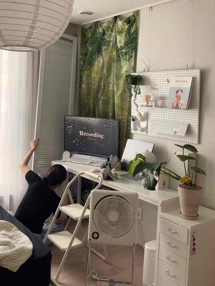 白を基調としたコンパクトなホームオフィス、机とモニター、植物が配置された整頓された作業スペース