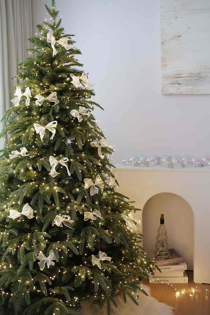 今年は少し早く準備してみた＃クリスマスストリート＃クリスマスインテリア 
どんな#オーナメントを使ってみようか悩んでいますが..シンプルながらもラブリーな#リボンツリー完成♥

リボン紐を買って自分で作った＃クリスマスオーナメントだから大きさもちょっと、形も勝手だが
もっと愛情が行く #私たちの家のツリー♡♥ サイズは #180ツリー 

手形をどのようにつかむか、あちこちに触れてより軽く下に垂れ下がる落ち着いたツリーに仕上がった。

実際に見える側だけを飾っておいてまだ未完成だが..>.<
早く追加で注文した＃ムカデ電球2000球が到着したらいいなああああ

ツリーは＃ウィンタースケッチ＃スケッチツリー＃オリーブグリーンカラー。 
いつかはホワイトツリーも入れておきたい♪

