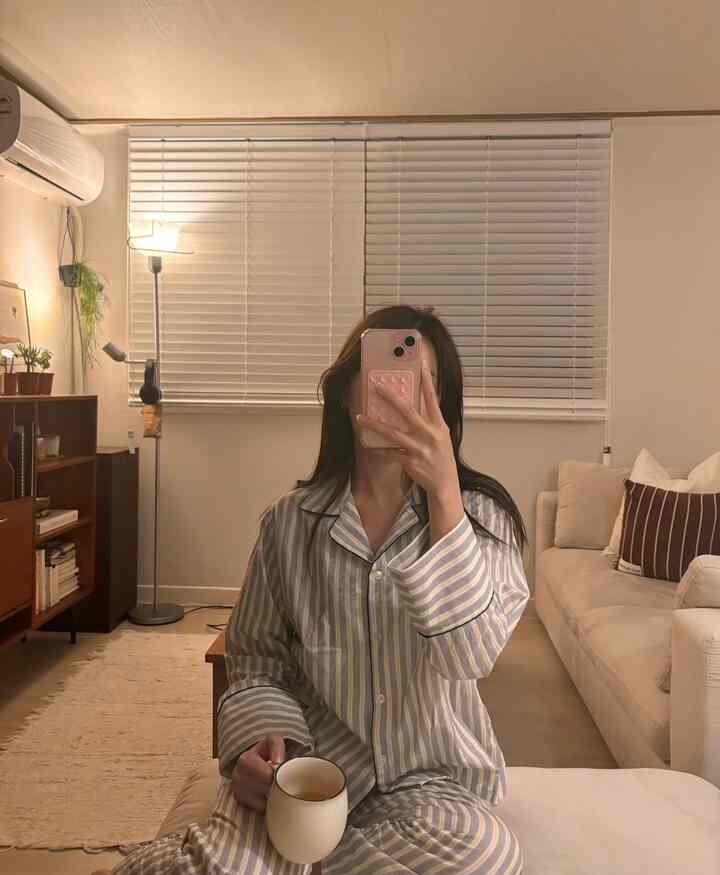 疲れた一日の穏やかな週末の夜♥  #블라인드추천 #조명추천 #오투가구 #투룸꾸미기 #거실꾸미기 #9평원룸 #9평인테리어 #9평투룸 #10평투룸 #10평거실 #10평인테리어 #원룸인테리어 #투룸인테리어 #자취방인테리어 #원룸꾸미기 #자취방꾸미기 #룸투어 #오늘의집 #방꾸미기 #roomdecor #homedecor  #테이블 #침구추천 #roomdesign #roominterior
