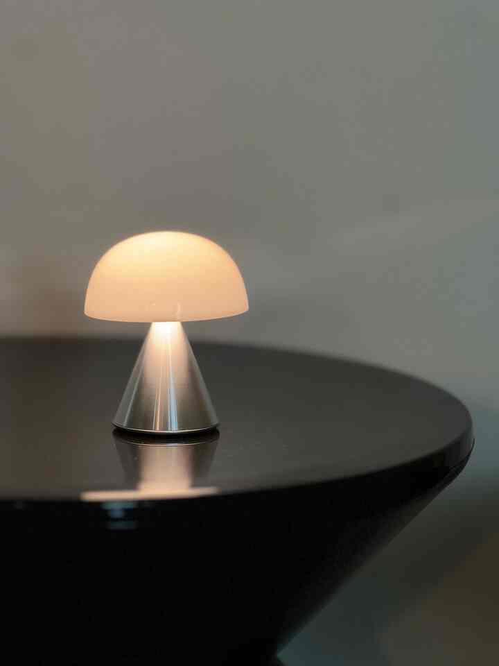 #2024잘산템리뷰대회 #조명 #lexon #mina

[LEXON] MINA S - LH60
数多くのムード灯の中であなたが1位。レクソンミナライト💡

✔️活用度 ★★★★★
✔️デザイン★★★★★ ✔️価格★★★★ 

購入当時の悩み：10万ウォン未満で購入可能なムードなどを探していました。適度な照度にオブジェのように使えるきれいなデザインの照明を検索するのに思ったより金額が高かったです。金額は予算の中に入ってきましたが、ミニなサイズが小さすぎるのではないかという悩みもありました。

