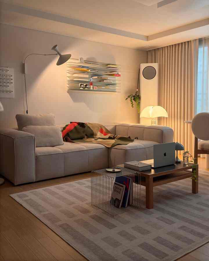 ベージュとウッドトーンのリビング、快適なソファと暖かい照明がある雰囲気のあるインテリア