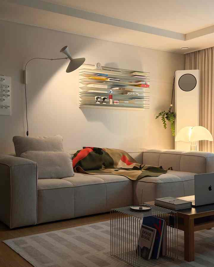 ベージュの色調が印象的なリビング、ベージュのコーナーソファと壁の照明、テーブルランプが配置された落ち着いた空間