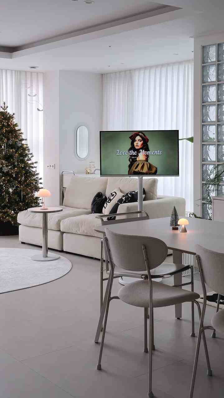 #예쁜가전잘산템 Google Smart TV in the living room😘

After moving the TV in the living room to the bedroom,
the family that was making a fuss in the living room

started rolling around in the bedroom

following the TV like a man playing the flute

When I got tired of the quiet living room life,
I brought a wide-view Google Smart TV

The wheels roll smoothly,
the monitor angle can be freely adjusted,
and the picture quality and sound are perfect for watching OTT

When I eat in the living room, I put on a movie
or when I cook in the kitchen, I put on a recipe video
or when I have a cup of coffee, I put on music, and it's perfect👍

It's not wireless, but when I connected a 5m extension cable
it was convenient because I didn't have to move it around
and connect the cord

I could adjust the channel and volume with the remote control while lying down🫶
And the best part is the price
I got it for cheap on Black Friday

If you have a small space or are looking for a pretty TV that matches your interior
it's a great value I recommend Google Smart TV

#Smart TV #스마트모니터 #티비 #티비거치대 #모니터거치대 #거실 #거실인테리어 #거실꾸미기 #거실스타일링 #거실소파 #거실조명 #모던인테리어 #화이트인테리어 #유리블럭 #유리블럭인테리어 #유리블록 #유리블럭파티션 #구축아파트 #구축아파트인테리어 #맞팔