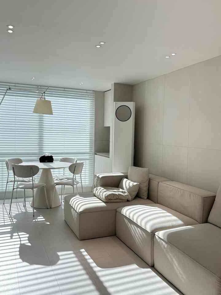  #플랫포인트식탁 #플랫포인트의자 #거실식탁 #거실의자 #식탁의자 #식탁의자세트  #블랭킷 #블랭킷추천 #아르떼미데 #아르떼미데조명 #톨로메오메가  #모듈소파 #페브릭소파 #블라인드인테리어