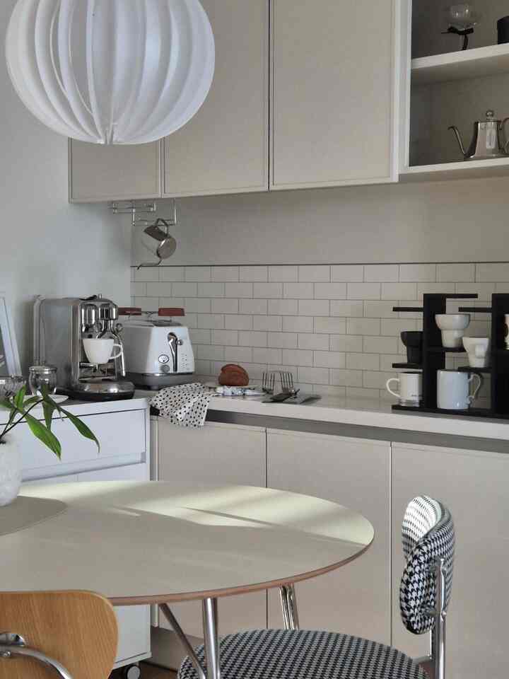 #예쁜가전잘산템 #드롱기

Dipilih daripada pemanggang roti tipe oven karena desainnya

Pemanggang Roti Dlongi Icona Capital

Warna: Sydney White

Alasan memilih Delongi

✔Desain

Tombol dan termometernya bergaya retro,
tetapi desain keseluruhannya terasa canggih

✔Fungsi

Tombol untuk memanggang satu sisi bagel, mencairkan, memanaskan ulang, dan membatalkannya intuitif,
dan dilengkapi pemanggang croissant,

sehingga dapat memanaskan item roti lainnya,

meskipun tidak sehangat pemanggang roti tipe oven

✔Produk yang dibuat dengan baik

Sebenarnya, pemanggang roti saya sebelumnya adalah

Dlongi Icona Vintage Green

Saya harus menggantinya setelah menggunakannya selama 5 tahun

dan fakta bahwa pemanggang roti itu tidak diganti karena rusak

adalah pengalaman saya yang membuat saya percaya pada Delongi

#Rekor Sup Jagung
#Pemanggang Roti Rekomendasi #토스터 #드롱기토스터
#Icona #내돈내산 #주방가전
#Interior dapur #다이닝룸인테리어

