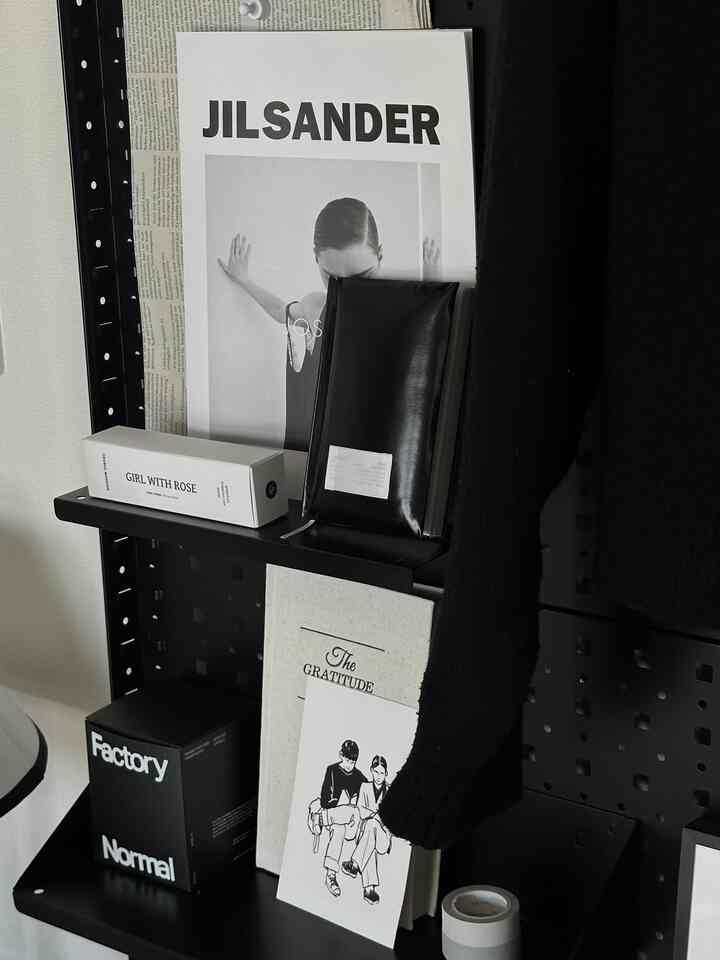 今日の家バイナリショップアンバサダーで今回ブラックフライデーを迎え、バイナリショップ製品に会う機会ができて新しいノートをGETしてみました✌🏻

私はローパソウルの「オフィルROOM NOTE」を選んだが、ノートのカバーがふわふわのパディングのような感じになるようにユニークでデザインも素敵で選ぶのが上手だった気がする製品ですよ📓

サイズが思ったより小さくて可愛くて持ち歩くのもいいです。ノートはうまく使わない性格なのに、最近毎日バッグに入れて持ち歩くんですよ👀🖤

✓今日の家バイナリーブラックフライデーイベントは11/18（月） -  #바이너리블프 #로파서울 #오필 #블랙인테리어 #무채색인테리어 #모노톤인테리어 #인테리어소품 #노트 #블랙노트 #문구 #문구수집 #홈스타일링  #lofaseoul #ofill